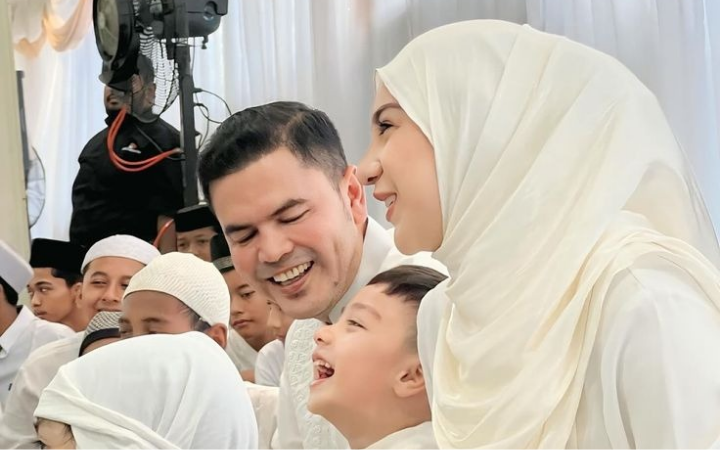 Haldi Sabri dibandingkan Amar Zoni oleh netizen. Suami Iris Bella murka dan balas komentar pedas yang memicu kehebohan publik.