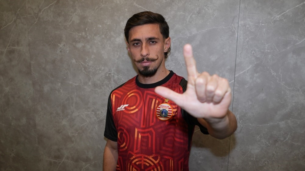 Arema FC gelar evaluasi total Januari, soroti Lukas Frigeri, dan bergerak membidik Rio Matsumura serta Gustavo Franca.