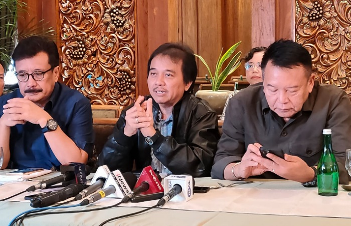 Roy Suryo bersama kuasa hukum saat memberikan keterangan pers terkait pelimpahan berkas perkara kasus ijazah Jokowi ke kejaksaan.