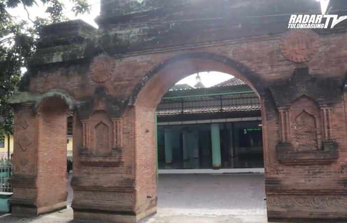 Masjid Al Mimbar Tulungagung, masjid tertua saksi awal penyebaran Islam sejak abad ke-18, masih aktif dan sarat nilai sejarah.