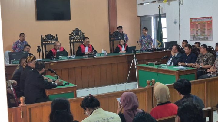 Mantan Wakapolri Komjen Pol (Purn) Oegroseno memberikan kesaksian dalam sidang gugatan citizen lawsuit terkait keaslian ijazah Presiden Jokowi di Pengadilan Negeri Solo, Kamis (15/1/2026).