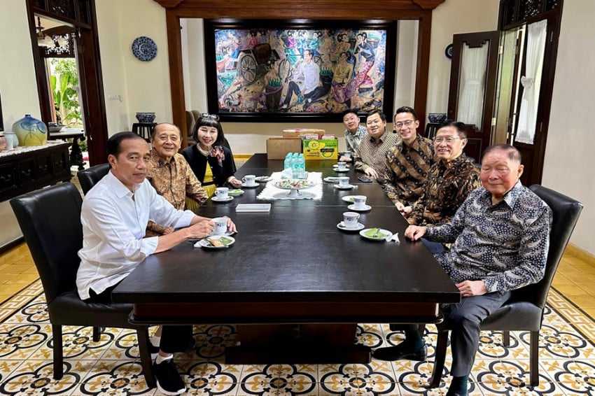 Presiden Joko Widodo menerima tamu di kediamannya di Solo, Jawa Tengah, Kamis (8/1/2026). Dua tersangka kasus tuduhan ijazah palsu Jokowi mengakui keaslian ijazah dan menyampaikan permintaan maaf.