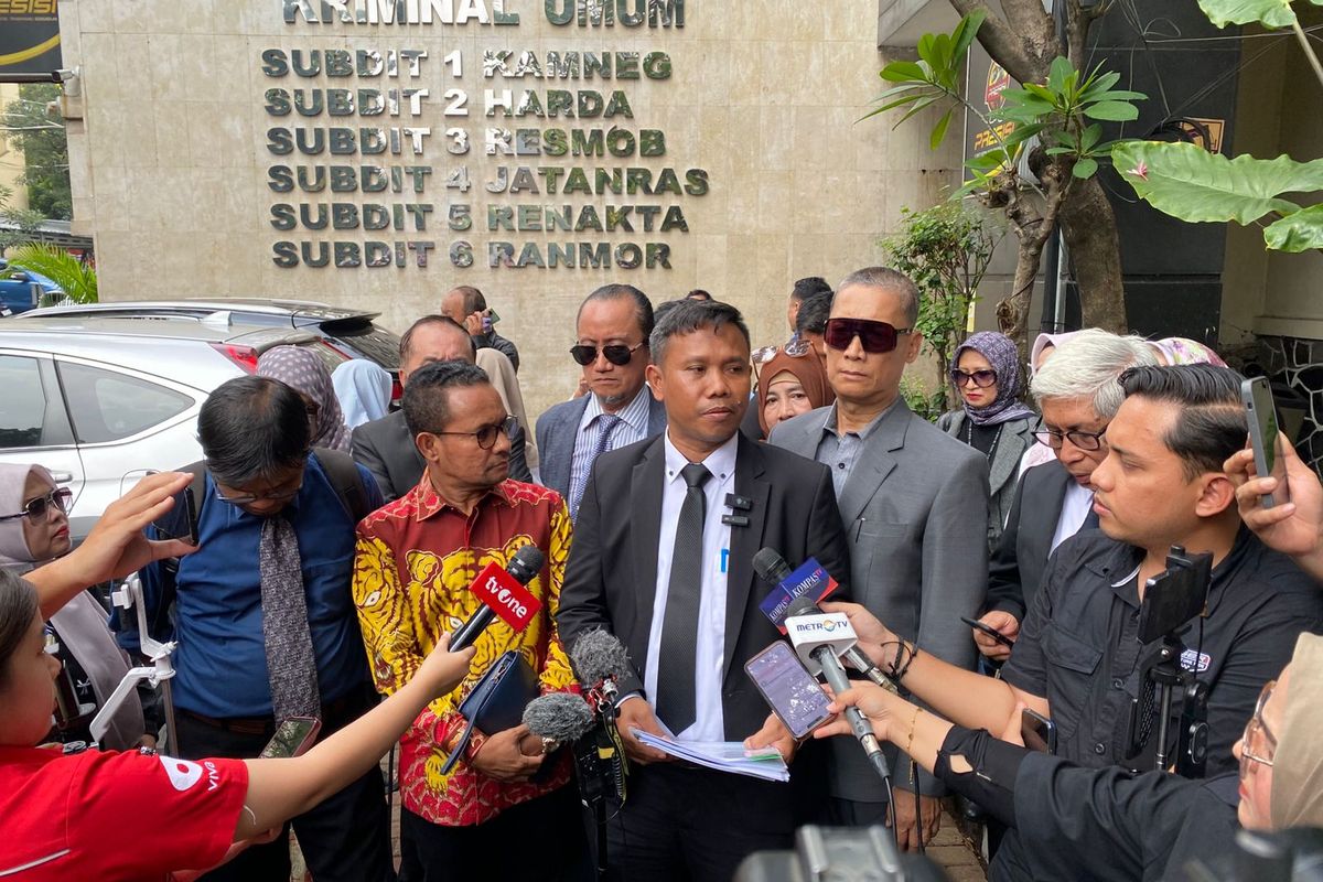 Roy Suryo bersama tim kuasa hukum usai memberikan keterangan terkait kasus ijazah Jokowi.