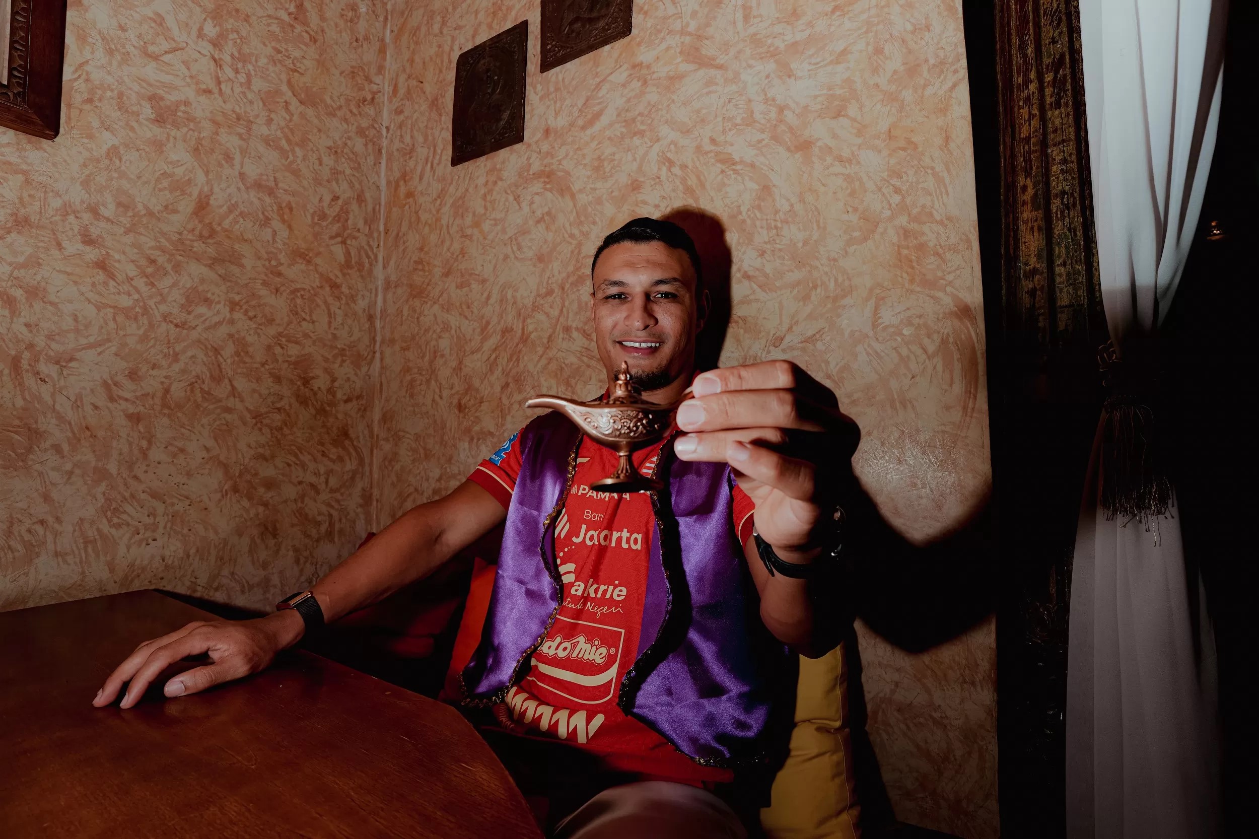Alaeddine Ajaraie saat diperkenalkan sebagai pemain baru Persija Jakarta musim 2025/2026.