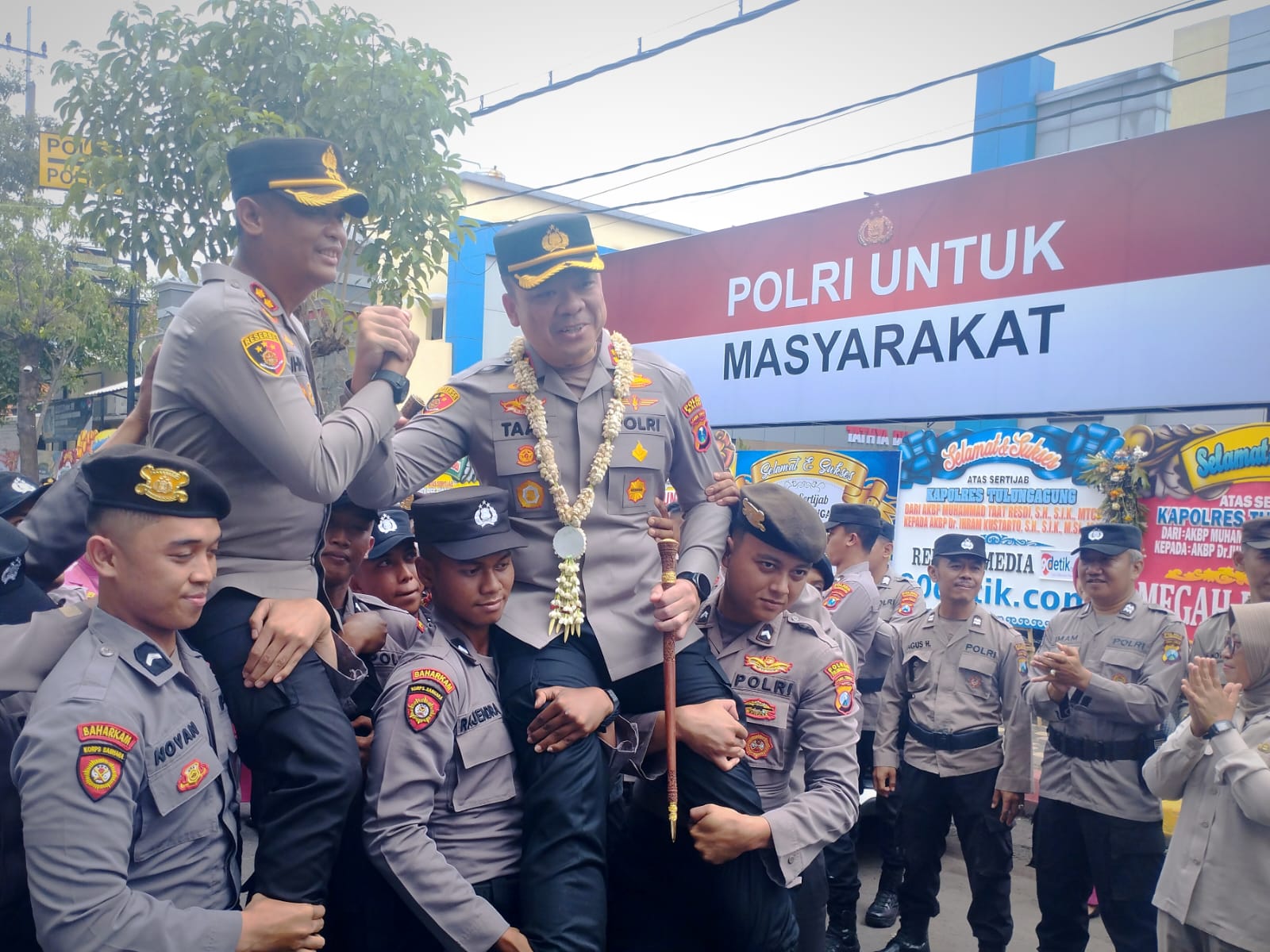 Kapolres Tulungagung AKBP Ihram Kustarto beserta AKBP Muhammad Taat Resdi. (ABDUL HAMID)