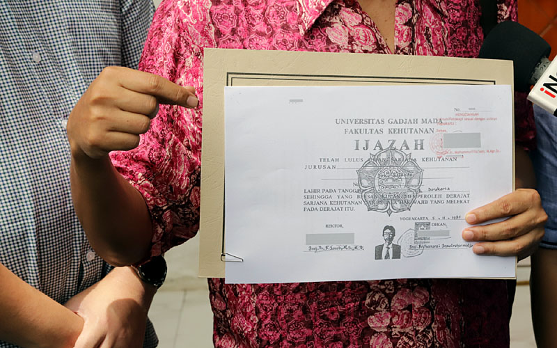 Surat Perintah Penghentian Penyidikan (SP3) kasus fitnah ijazah Jokowi diterbitkan oleh Polda Metro Jaya.