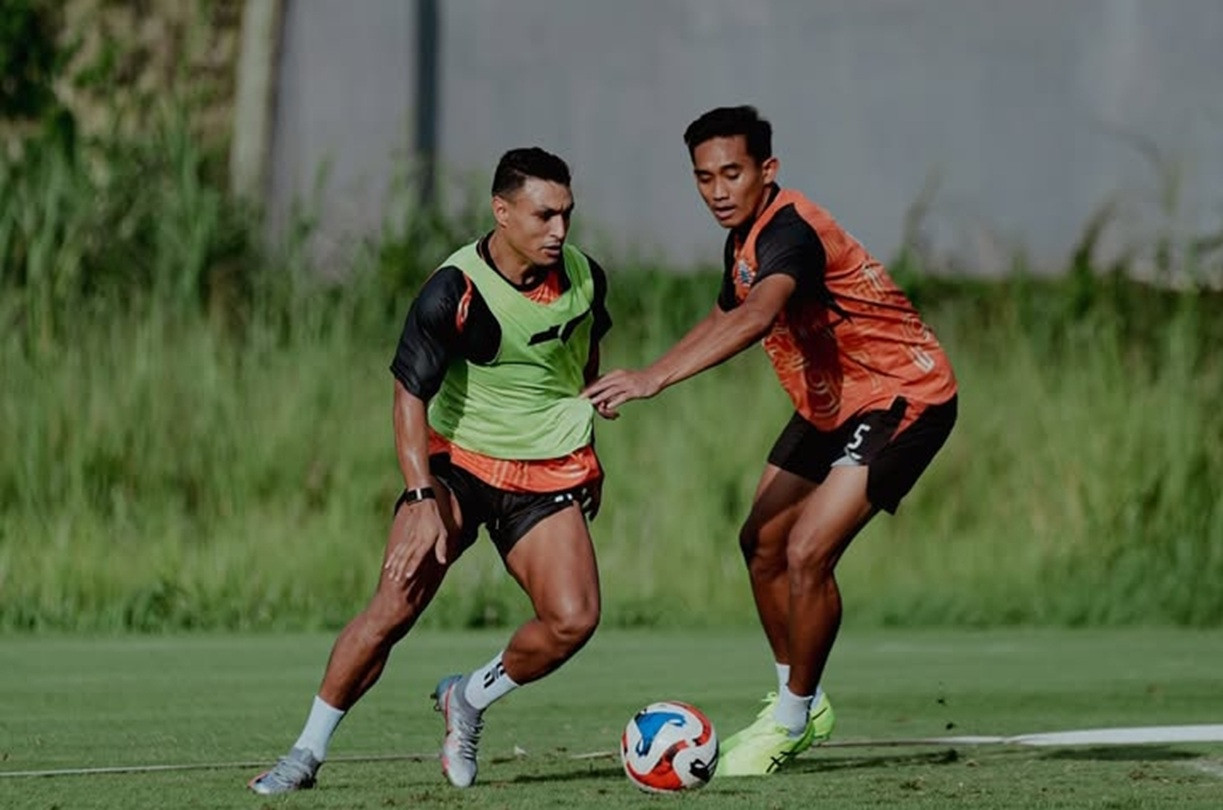 Alaedin Ajaraie latihan perdana bersama skuad Persija Jakarta.