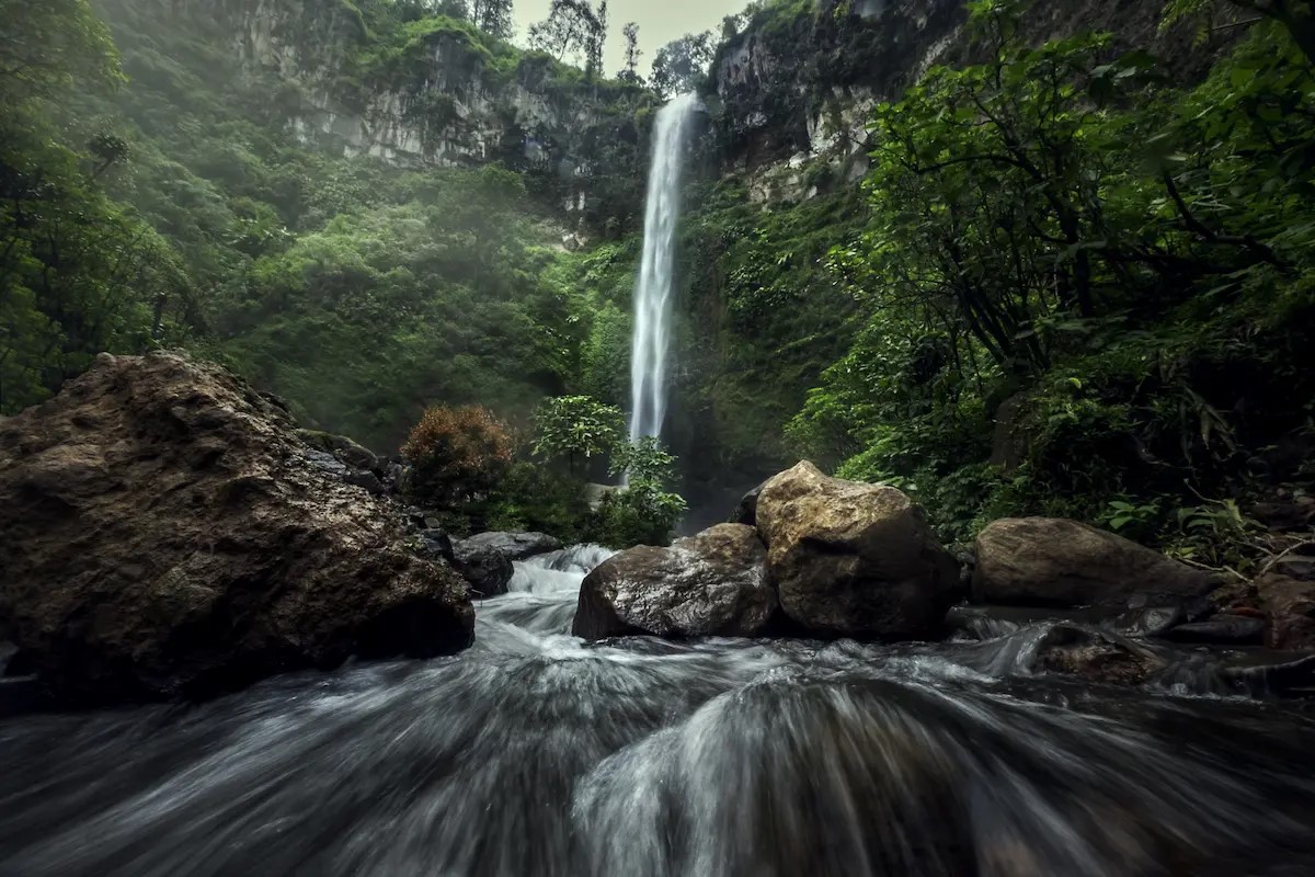 Air Terjun Coban Rondo Malang sebagai destinasi wisata alam populer tahun 2026.