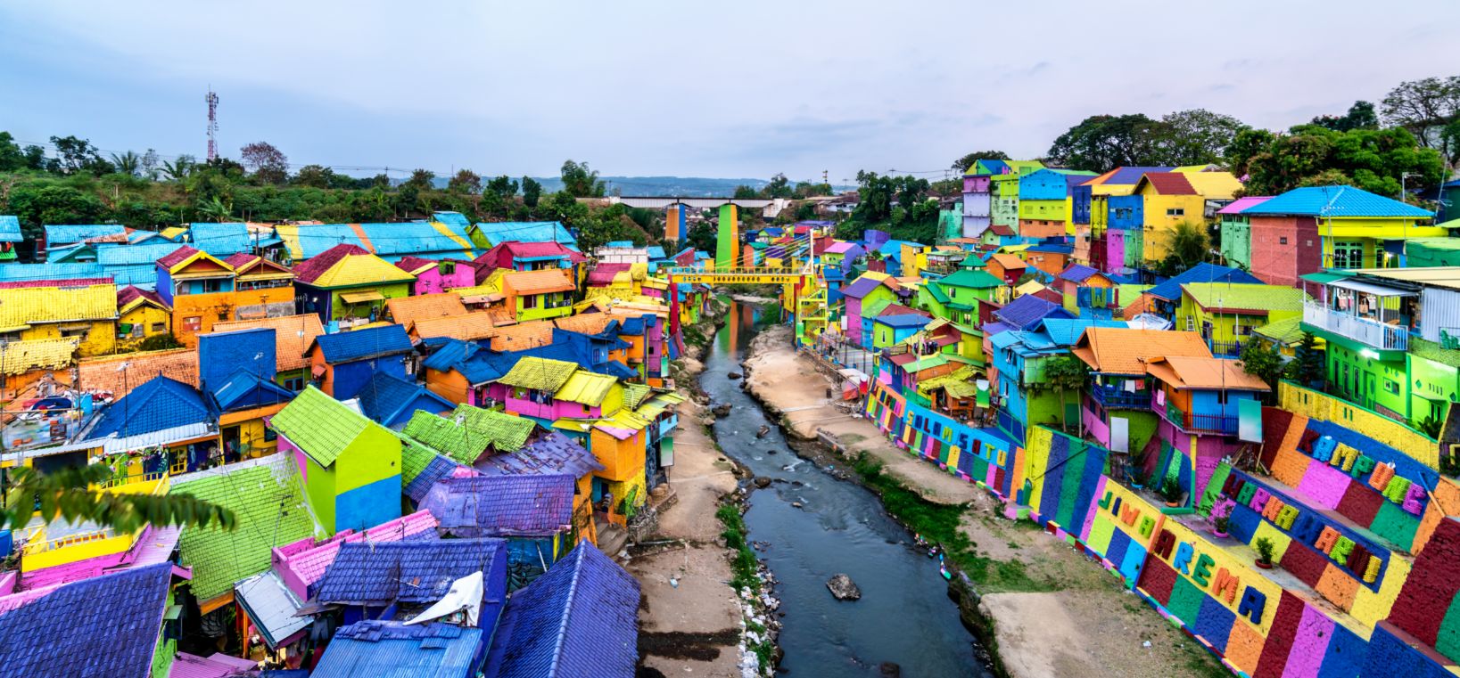 Kampung Warna-Warni Jodipan menjadi ikon wisata kreatif Kota Malang.
