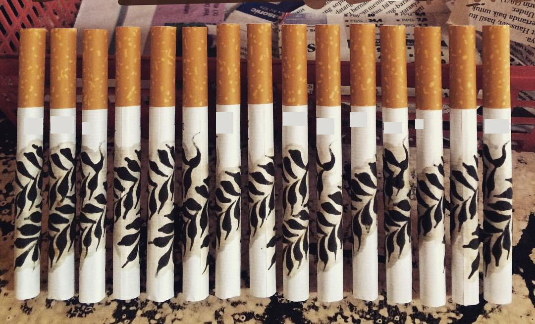 Seni cethe: ampas kopi dioles pada batang rokok khas Tulungagung.