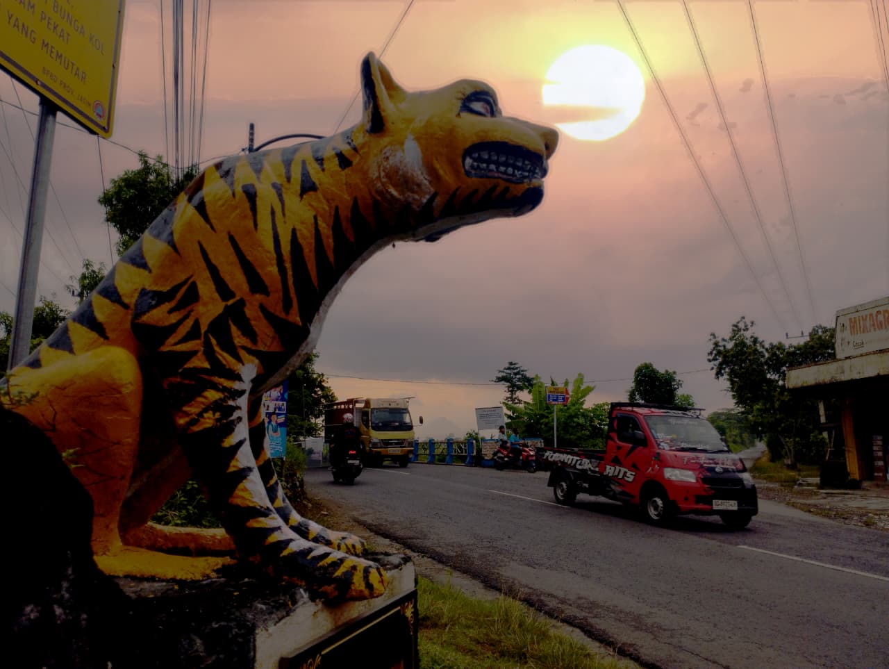 Patung macan di dekat jembatan Desa Pojok, Kecamatan Campurdarat. (ABDUL HAMID/RADAR TULUNGAGUNG)