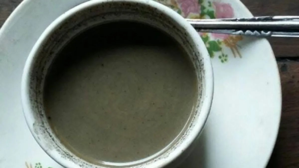 Inovasi Mbah Waris melahirkan Kopi Ijo Tulungagung yang kini menjadi ikon budaya, tradisi nyethe, dan oleh-oleh khas daerah.