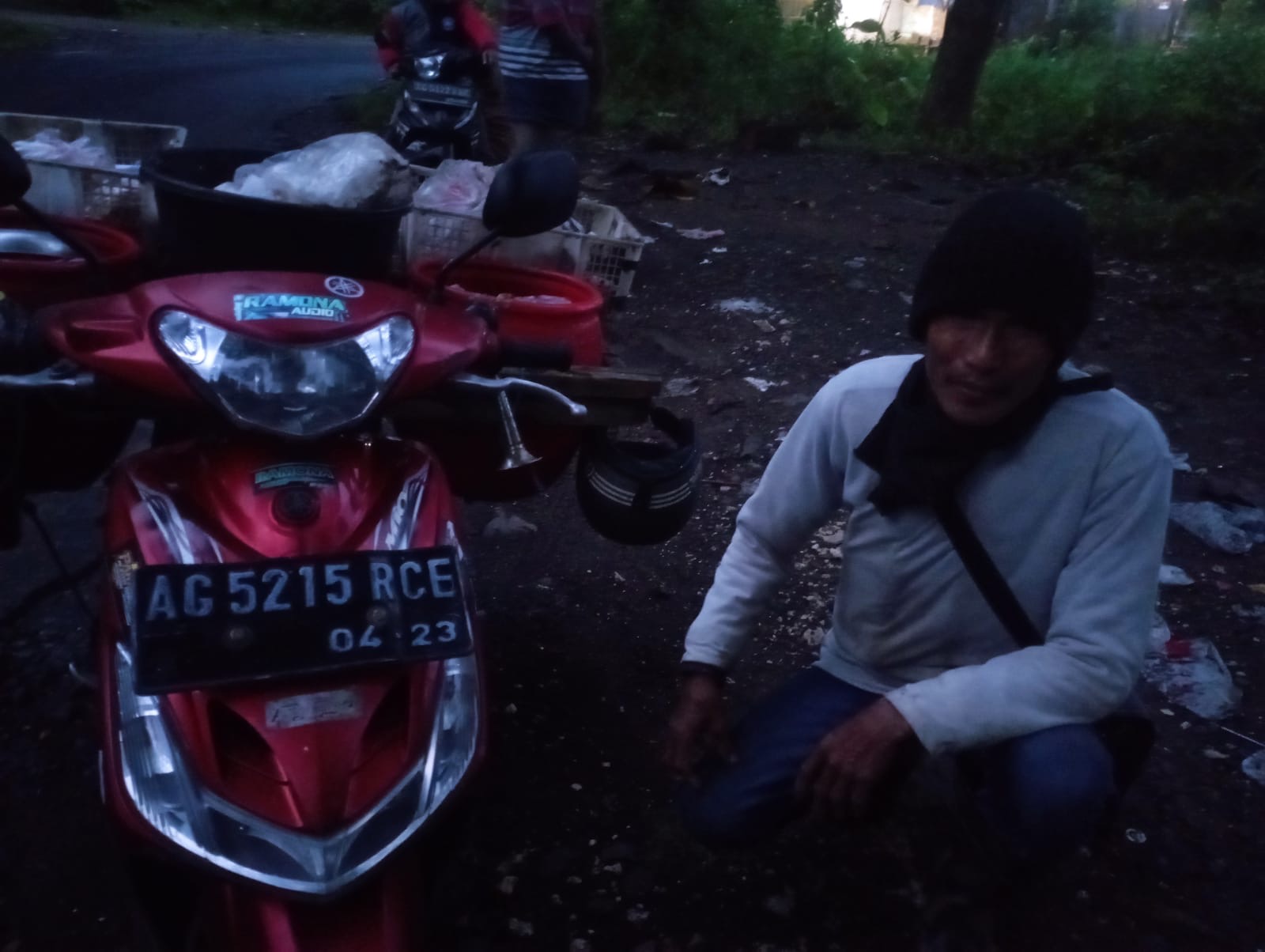 Salah satu warga Tanggunggunung tertangkap basah membuang sampah di area Telaga Buret. (KARSI UNTUK RADAR TULUNGAGUNG)