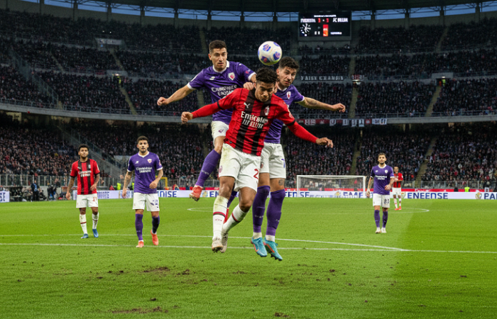 Pemain AC Milan berduel dengan pemain Fiorentina dalam laga pekan ke-19 Serie A 2025/2026 di Stadion Artemio Franchi, Florence, Minggu (11/1/2026). Rossoneri ditahan imbang 1-1 di tengah sorotan