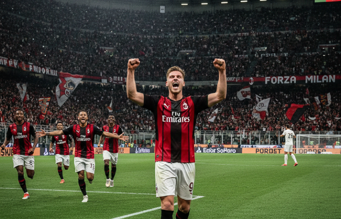 Niclas F&uuml;llkrug merayakan gol perdananya bersama AC Milan saat menghadapi Lecce pada lanjutan Serie A 2025/2026 di Stadion San Siro, Senin (19/1/2026). Gol tunggal tersebut memastikan hasil Milan vs L