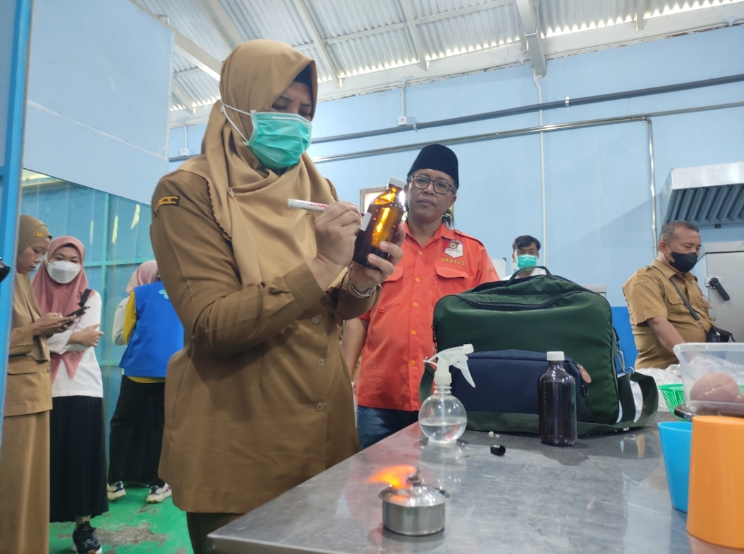 Dinas Kesehatan Kabupaten Tulungagung bersama tim inafis Polres Tulungagung sedang mengambil sampel MBG untuk diperiksa lebih lanjut.