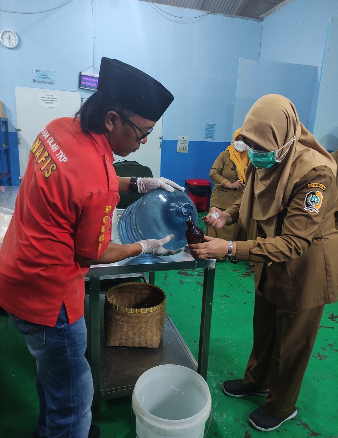 Proses pengambilan sampel air yang digunakan untuk memasak di SPPG Yayasan Mutiara Rawa Selatan, untuk di teliti lebih lanjut