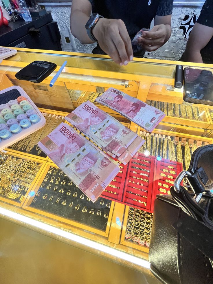 Harga emas Antam, Galeri 24, dan UBS hari ini kompak naik di Pegadaian. Galeri 24 dan UBS meroket, Antam naik tipis.(Pinterest)