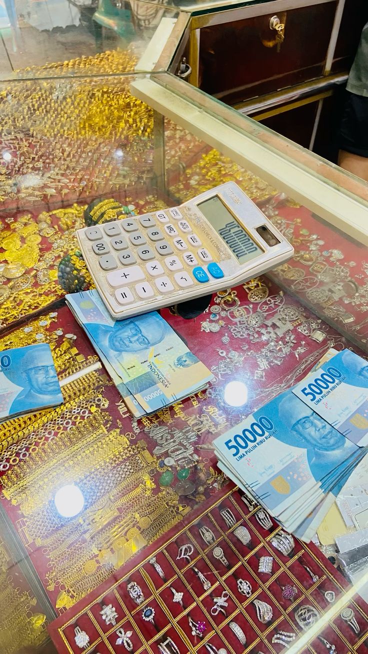 Harga emas hari ini Selasa 20 Januari 2026 naik tajam. Antam tembus Rp2,9 juta, UBS dan Galeri 24 ikut menguat.(Pinterest)