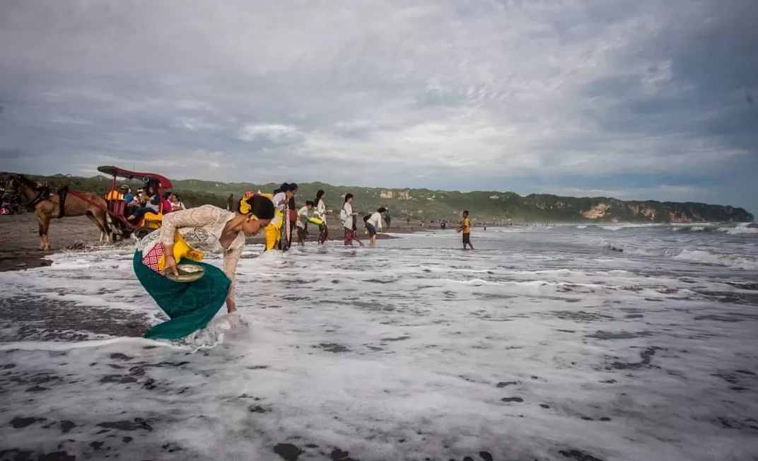 Suasana Pantai Parangkusumo, lokasi ritual adat dan simbol kuat budaya Jawa di pesisir selatan Yogyakarta.