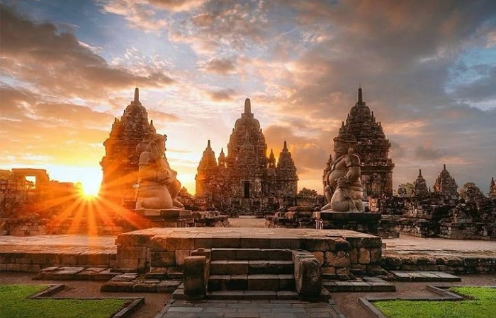 Kerajaan Majapahit pernah menjadi penguasa laut terbesar Nusantara. Simak kisah kejayaan, ekspansi, hingga keruntuhannya di sini.