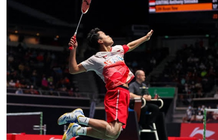 Antoni Ginting tampil dominan saat menghadapi Kantaphon Wangcharoen dan memastikan lolos ke babak utama Indonesia Masters 2026.