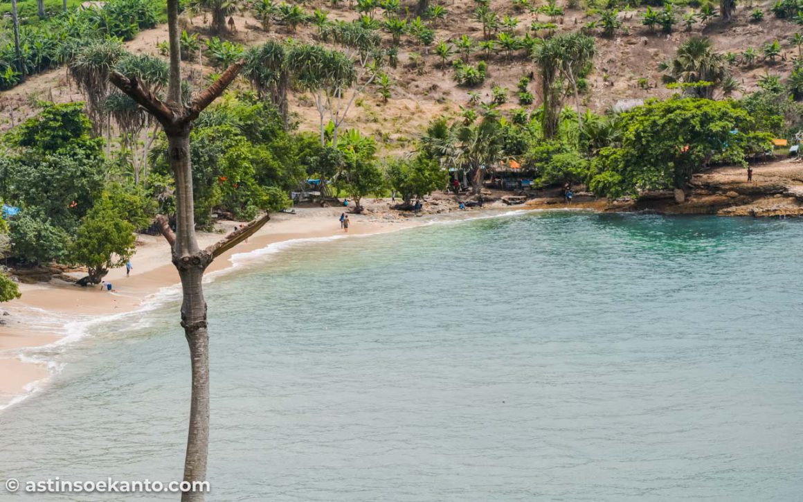 Keindahan Pantai Coro Tulungagung dengan pasir putih dan laut biru yang masih alami.