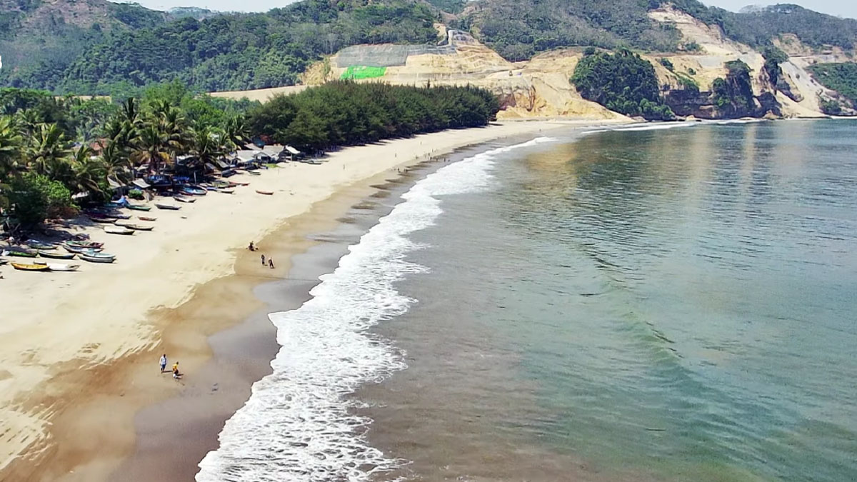 Pantai Sine Tulungagung menjadi spot favorit mancing laut dengan tantangan ombak selatan.