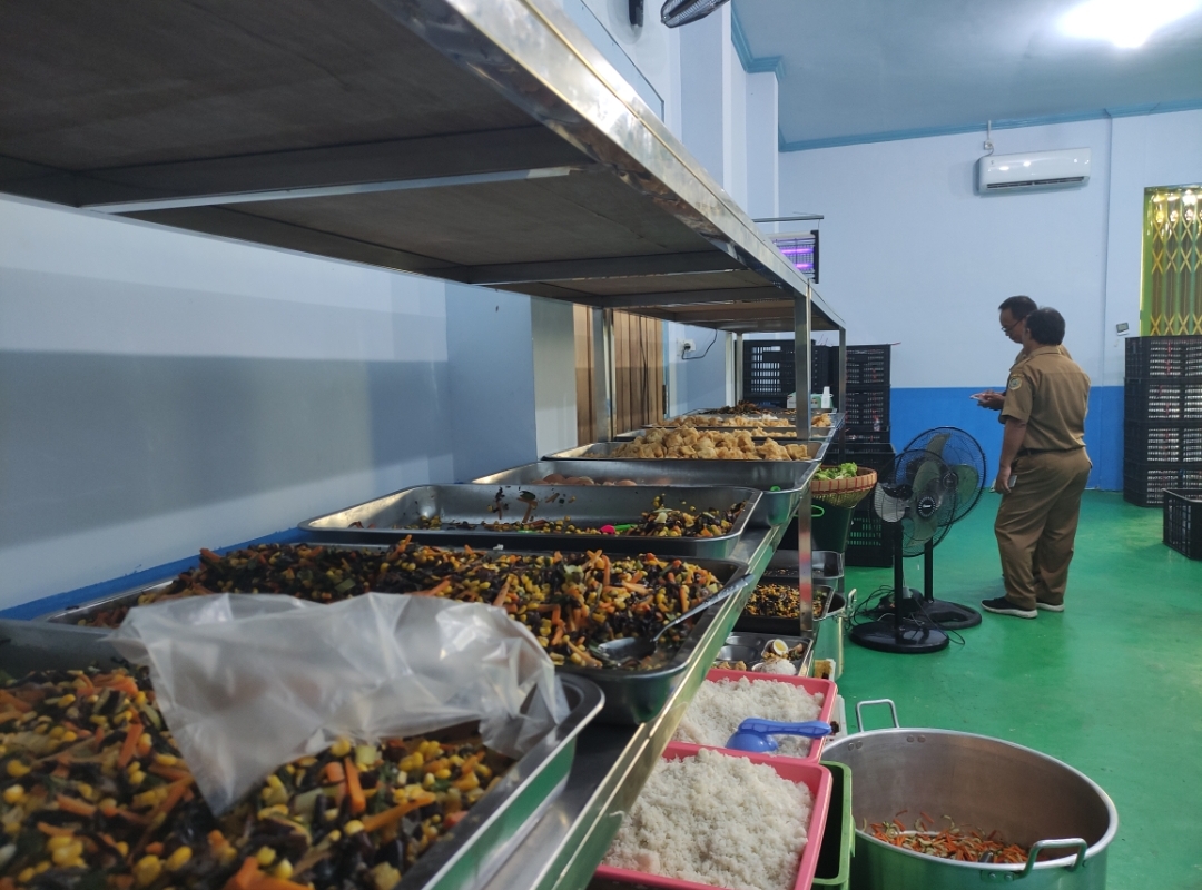 Suasana SPPG Yayasan Mutiara Rawa Selatan di Desa Moyoketen, Kecamatan Boyolangu yang makanannya diduga menyebabkan gangguan pencernaan bagi ratusan siswa SMKN 3 Boyolangu