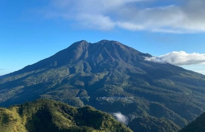 Misteri Kerajaan Gaib Gunung Lawu, dari kisah Prabu Brawijaya V hingga penjaga gaib yang diyakini masih mengawasi hingga kini.