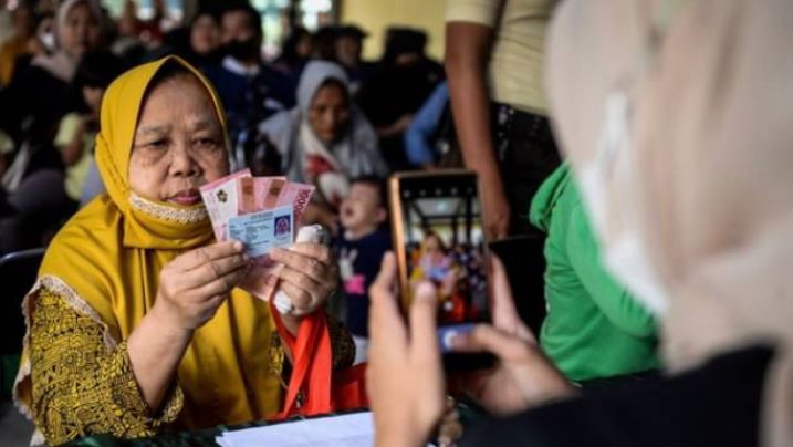 Nama-nama penerima BPNT tahap 1 dan bantuan beras 40 kg bisa dicek sekarang. Akumulasi bansos tembus Rp3,5 juta, ini syarat desil DTSN.