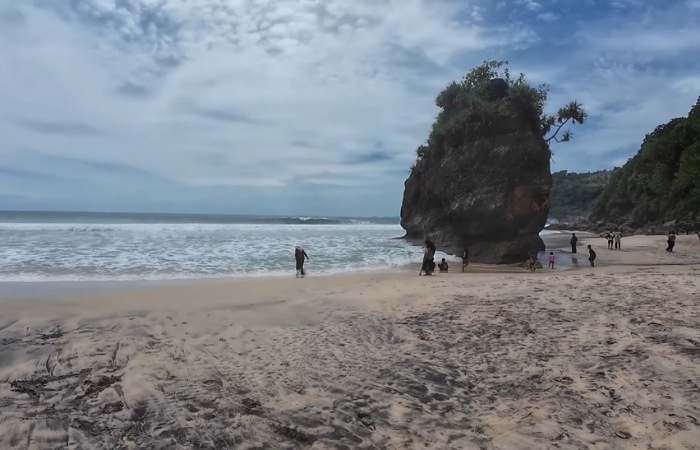 Pantai Lumbung Tulungagung kini punya akses baru mirip Pantai Pacar. Simak harga tiket terbaru, kondisi pantai, dan peringatannya.
