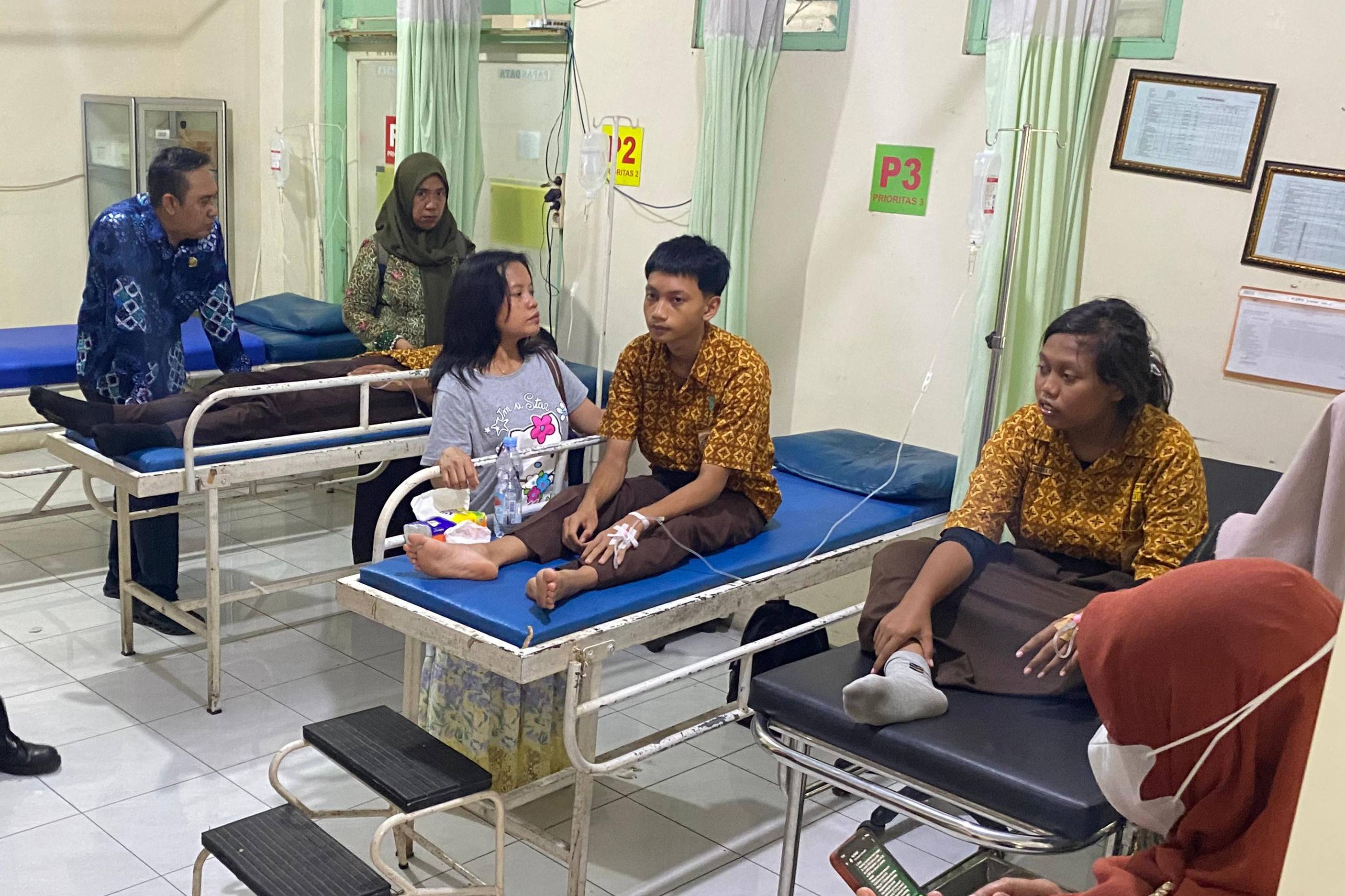 Sebagian siswa SMK Sore yang diduga keracunan menu MBG menjalani perawatan di Puskesmas Beji, kemarin (22/1). (DR PERDANA/RADAR TULUNGAGUNG)