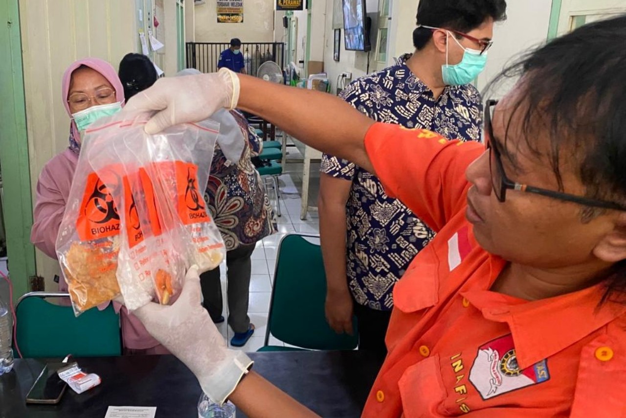 Sampel makanan pemicu dugaan keracunan menu MBG di SMK Sore Tulungagung diamankan. (DR PERDANA/RADAR TULUNGAGUNG)