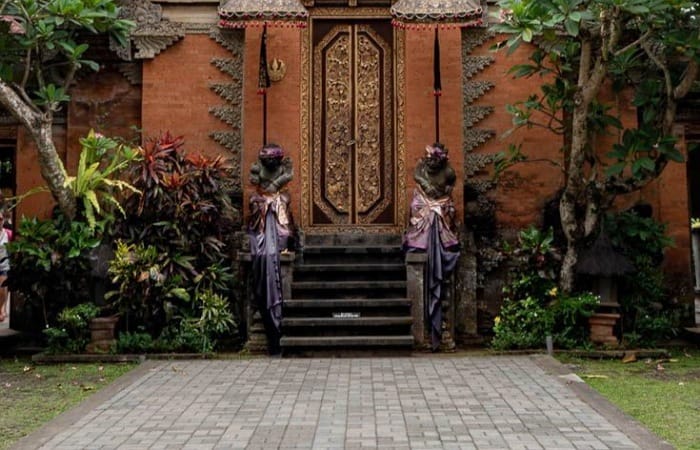 Suasana Ubud Januari 2026 terungkap lewat virtual tour, lebih sepi, wisatawan asing dominan, kemacetan ringan di sentral Ubud.