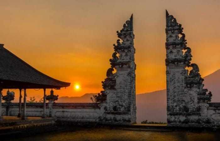10 destinasi wisata di Bali yang wajib dikunjungi, dari pantai ikonik, pura spiritual, hingga desa wisata terbersih di Pulau Dewata.