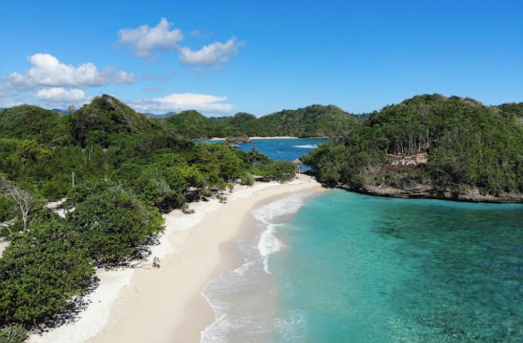 Pantai Teluk Asmara Malang dijuluki Raja Ampat-nya Jawa Timur. Intip pesona dua pantai, sunrise, camping, dan fasilitasnya di sini.