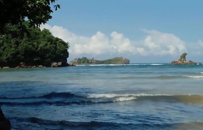 Pantai Kondang Merak Malang tawarkan pantai asri, ombak tenang, camping gratis, kuliner laut, dan fasilitas lengkap di kawasan hutan lindung.