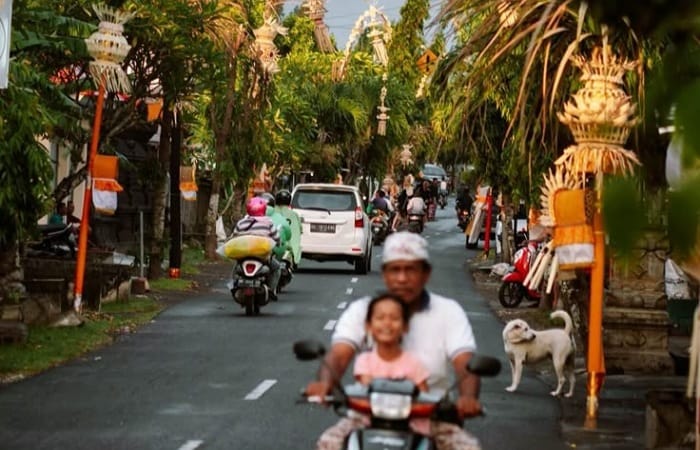 Canggu Bali high season kembali ramai. Kampung bule dipadati wisatawan, beach club penuh, shortcut macet, suasana liburan memuncak.