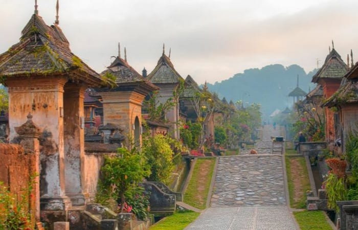 Desa Penglipuran di Bangli diakui UNESCO sebagai desa paling bersih di dunia dengan tata ruang adat, hutan bambu sakral, dan budaya lestari.