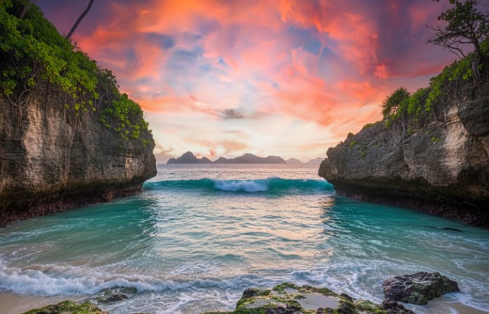 Pantai Malang Selatan viral dengan 5 pantai pasir putih mirip Raja Ampat. Tiket masuk Rp15 ribu, view eksotis, dan cocok liburan alam.