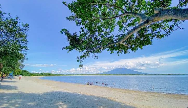 Wisata pantai Trenggalek 2025 masih favorit, namun total kunjungan turun. Pantai Mutiara 360 ribu, Karanggongso 310 ribu.