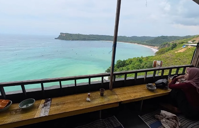 Lesehan Bejo JLS Tulungagung menghadirkan panorama Samudra Hindia dari Jalur Lintas Selatan dengan suasana makan terbuka di pesisir.