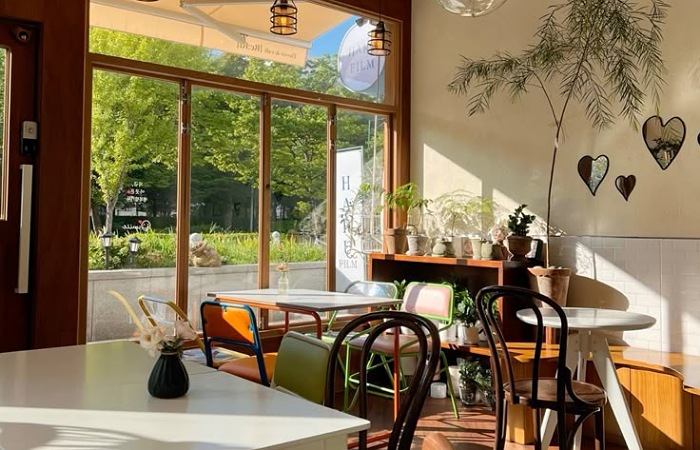 Enam tempat makan dan nongkrong paling populer di Tulungagung, dari cafe pusat kota hingga spot dengan view alam terbuka.