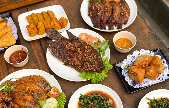 Tempat makan keluarga di Tulungagung dengan area luas, suasana nyaman, dan menu beragam, cocok untuk makan bersama rombongan.