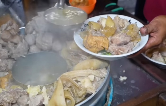 10 kuliner legendaris Surabaya yang terus diburu, dari bakmi ayam panggang hingga sego sambal iwak pe dengan cerita dan cita rasa khas.