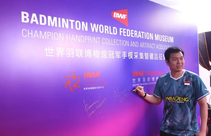 Legenda Indonesia ikut isi Museum Bulu Tangkis Dunia di Qingdao dengan tanda tangan dan handprint untuk abadikan sejarah olahraga tepok bulu.