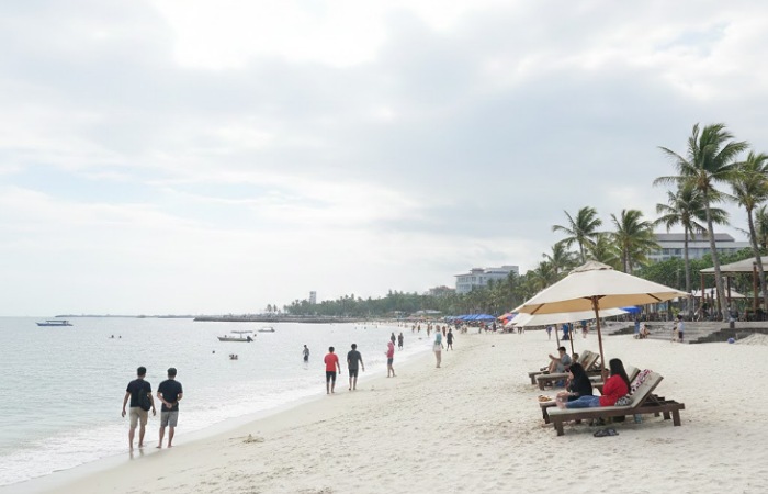 Suasana Pantai Ancol Jakarta yang tetap ramai dikunjungi wisatawan. Harga tiket masuk Pantai Ancol Jakarta masih Rp35 ribu per orang.