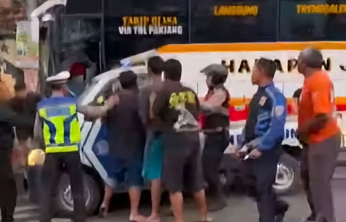 Sopir Bus Harapan Jaya nyaris diamuk warga usai kecelakaan beruntun di Simpang Muning Kediri, polisi cepat mengamankan.