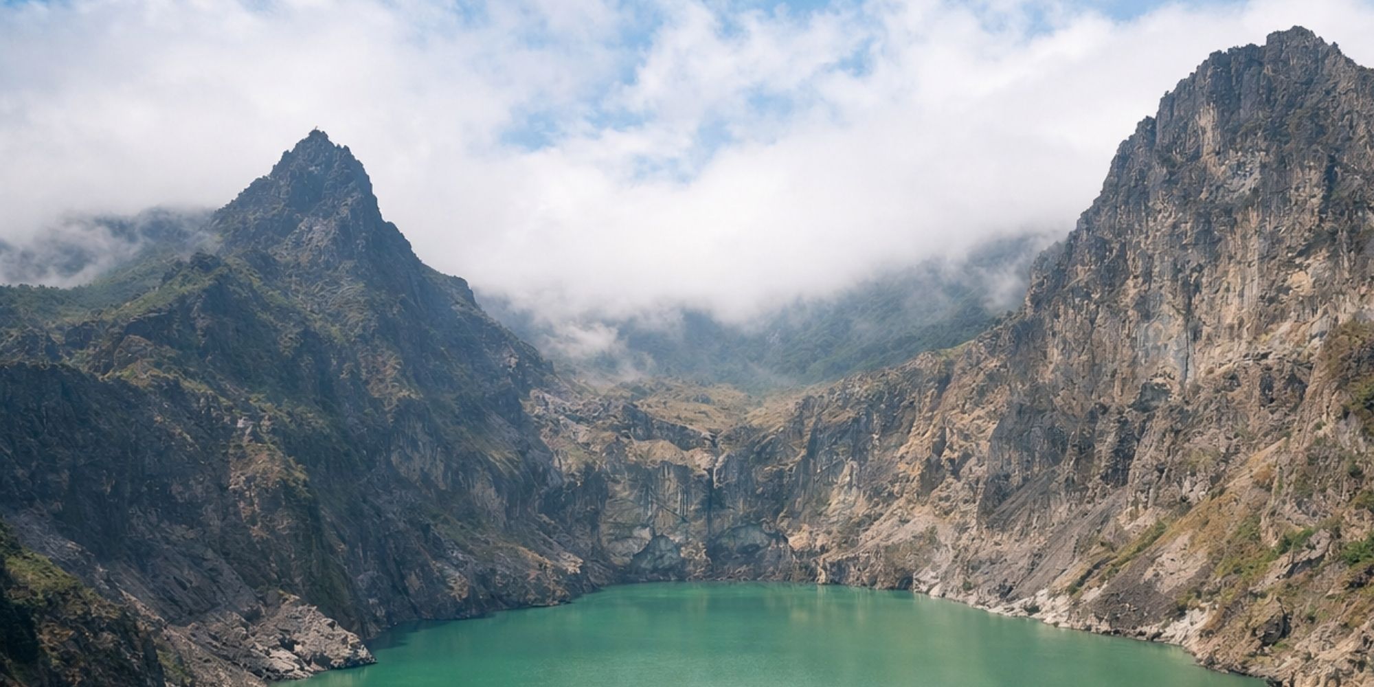Wisata Gunung Kelut Kediri menawarkan tiket murah, jalan misteri viral, terowongan Belanda, hingga kawah tosca yang memukau.